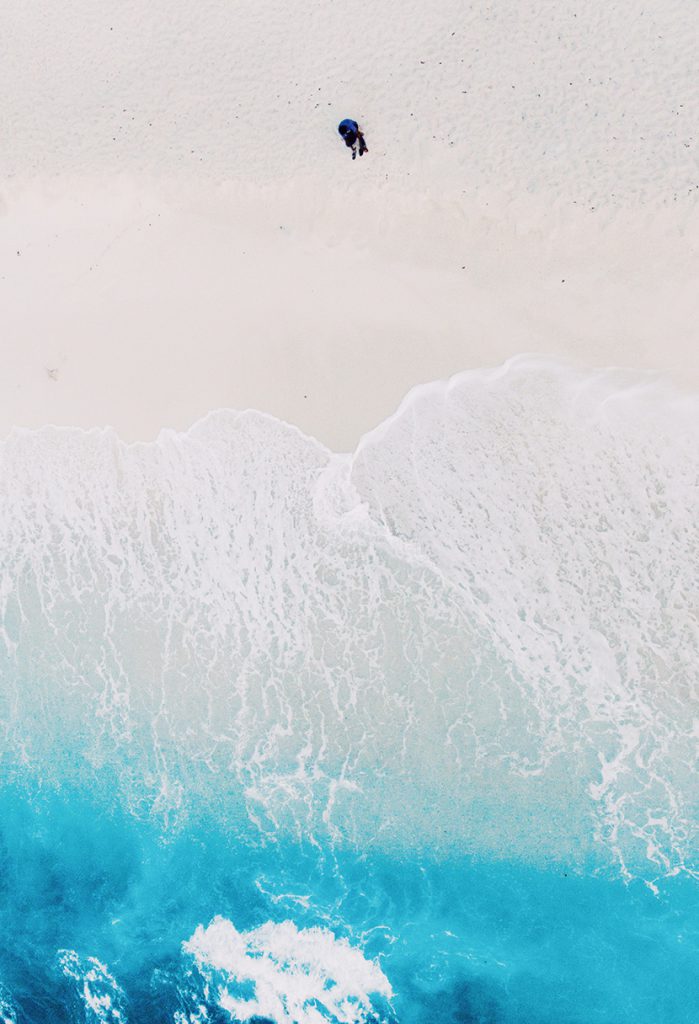蓝色海洋白色浪花和沙滩
