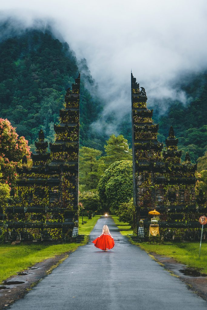 东南亚热带雨林中的古建筑神秘大门和红衣女子