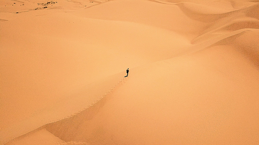 沙漠中的一个人独行