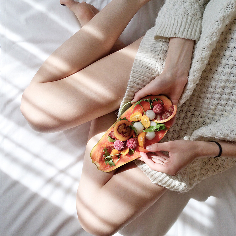 坐在床上吃木瓜的大长腿美女