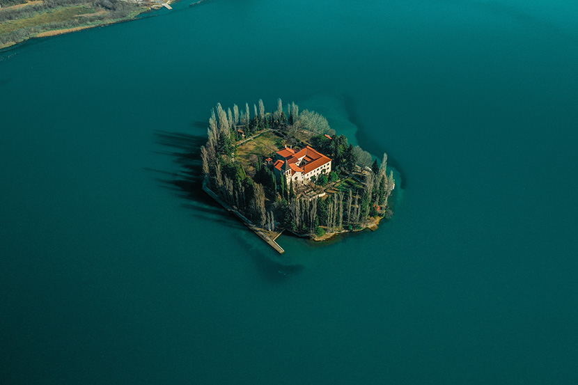湖泊中的一座小岛城堡