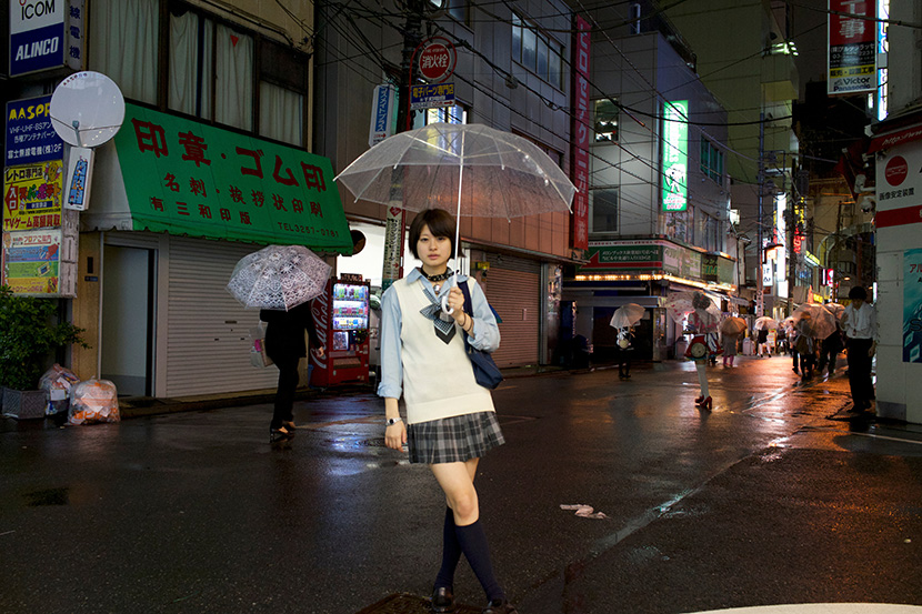 日本制服女孩站在马路中央