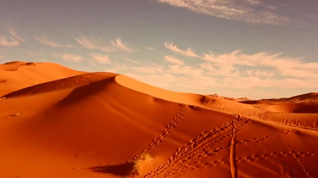 金黄色的沙漠航拍短视频素材